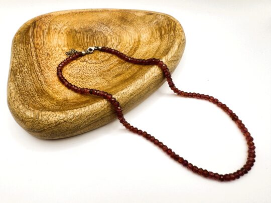 Collar granate facetado